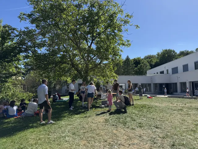 Vor der Aula und dem Neubau des Sacré Coeur gab es zahlreiche Spiel- und Kreativstationen. | Foto: Elena Fuchsbauer