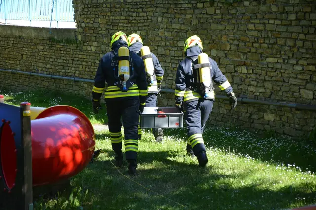 Unter Einsatz von Schutzanzügen rückte die Schadstoffgruppe des Bezirksfeuerwehrkommandos Horn in den Technikbereich vor. | Foto: Feuerwehr Stoitzendorf