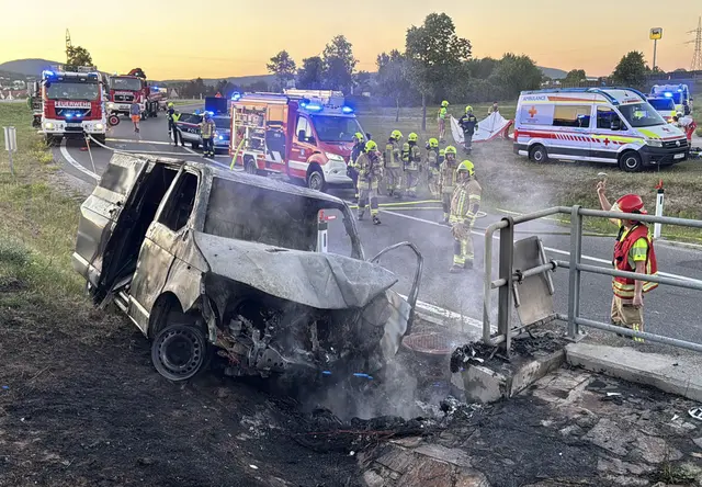 Ersthelfer befreien verletzten Lenker aus brennendem Unfallwrack
