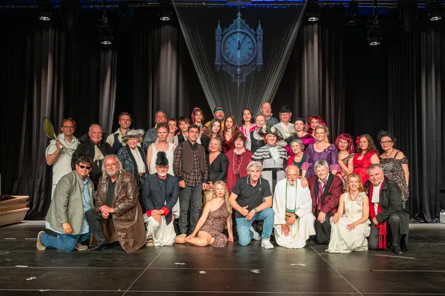 Die Werftbühne 2026 wurde mit "Dracula" eröffnet. Ein schaurig-schönes Theaterstück, das erst mit der visionären Hand von Regisseur Karl Wozek aus 34 Persönlichkeiten und viel Kreativität einen Bühnenerfolg machte. | Foto: Johannes Ehn