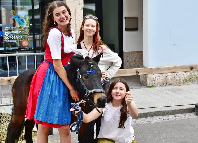 Luisa, Verena und Marie haben Freude mit ihrem Pony