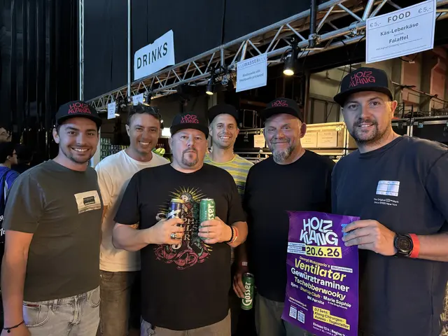 Die Organisatoren des Holzklang Festivals freuten sich über die erste öffentliche Generalprobe von Ventilatør. Die Band wird heuer auch beim Festival in einem Sägewerk in Pernitz auftreten, so Robert Roffeis (1.v.r.) | Foto: Elena Fuchsbauer