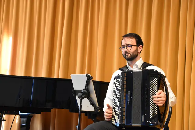 Nikola Djorić am Akkordeon. | Foto: Mirjam Preineder