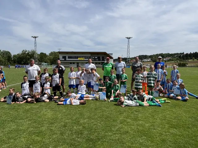 Die U8-Spielerinnen und Spieler mit ihren Trainern | Foto: MeinBezirk/Michael Strini