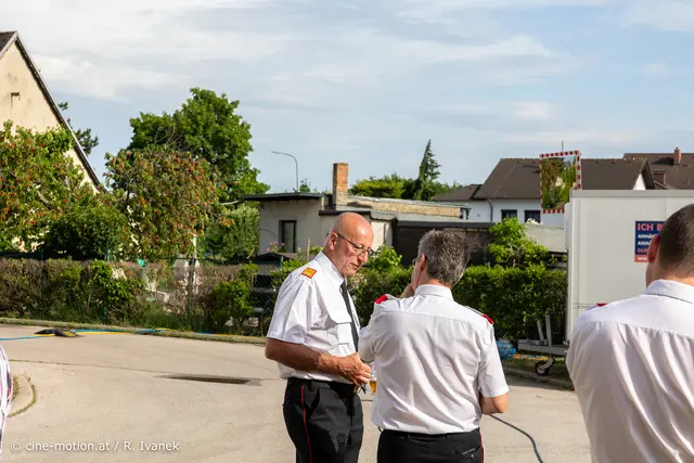 Sommerlich warm ging es nach dem Festakt weiter - hier Erhard Schaden - Reservist von FF Leopoldsdorf. | Foto: cine-motion.at / R. Ivanek
