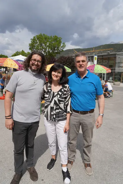 Vorfreude auf die Traktor-Parade: Diakon Mag. Danijel Jurić (li.) und Bgm. Gerhard Krug mit Gattin Patricia.