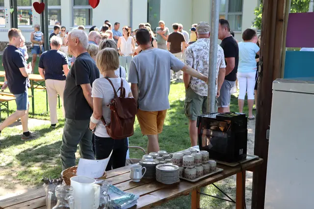 Ein Blick in den Pavillon mit den Getränken und Mehlspeisen | Foto: Gerhard Langmann