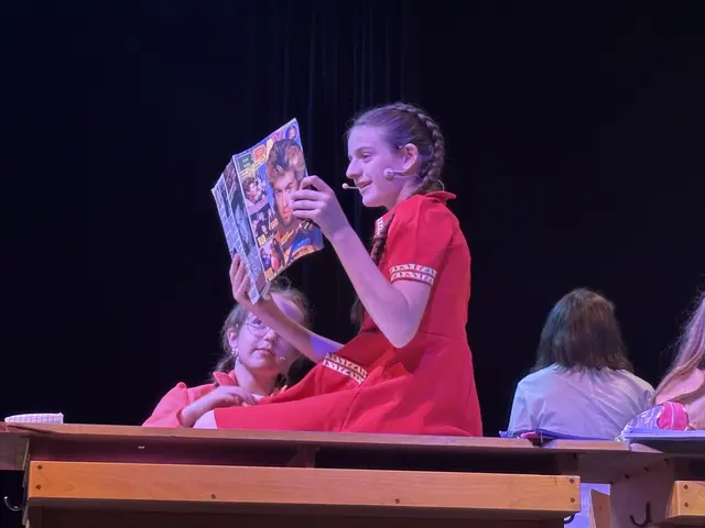 Ein eigens gestaltetes Musical der Schülerinnen und Schüler nahm das Publikum mit auf eine Zeitreise durch sechs Jahrzehnte Schulgeschichte. | Foto: Rosenberger Victoria/MeinBezirk