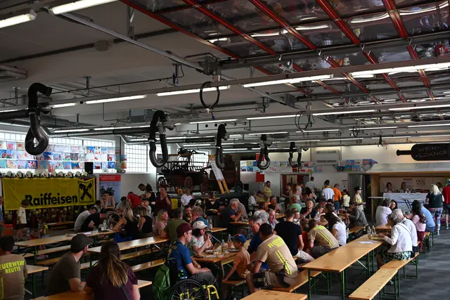 In der Halle wurden die Besucherinnen und Besucher mit verschiedenen Leckereien verköstigt. | Foto: FF Reutte
