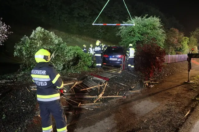 Unfallauto landete mitten in der Nacht im Gartenzaun