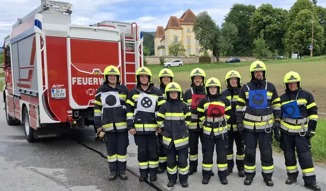 Branddienstleistungsabzeichen  für neun Kameraden