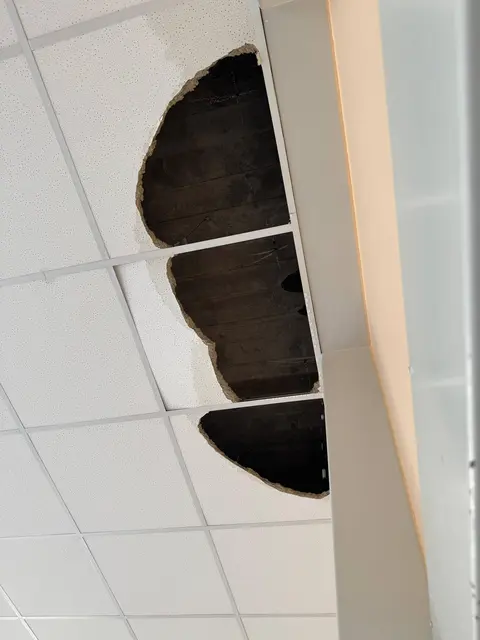 Leitungsschaden an der Decke