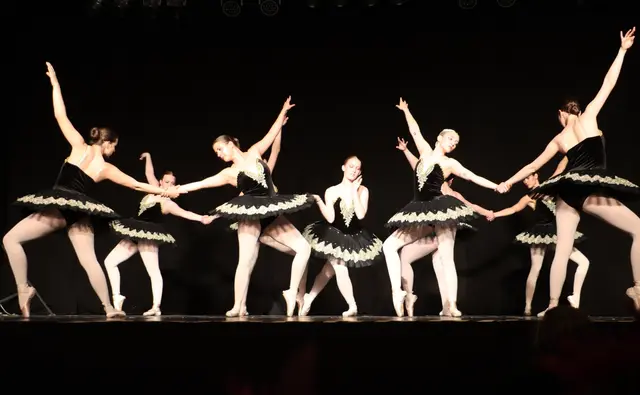 "The Wake" mit Ulla Hammer, Elisabeth Kamper, Lara-Elisa Lercher, Livia Majcen, Flora  und Karina Majcenovic, Viktoria Parz, Hanna Schrettle und Elene Wilfinger.  | Foto: Edith Ertl