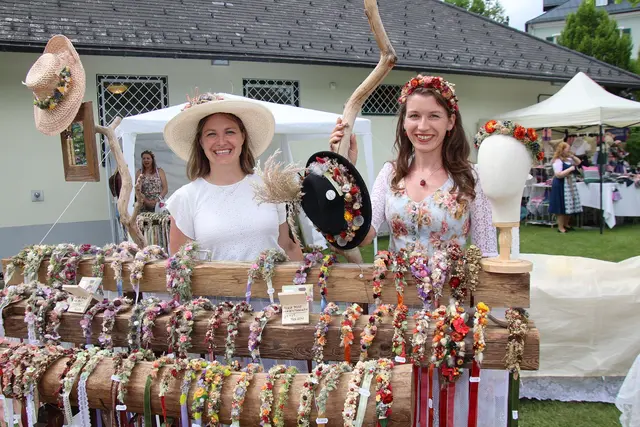 Naturkunst fürs Fest bot Petra Knippitsch mit ihrer Kollegin.