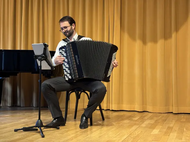 Nikola Djorić am Akkordeon. | Foto: Mirjam Preineder