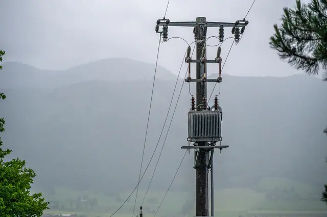 Etwa 900 Haushalte auch nach zwölf Stunden noch ohne Strom