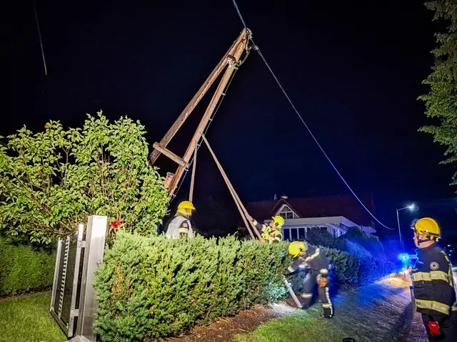Ein Strommasten musste provisorisch abgestützt werden. | Foto: FF Mooskirchen