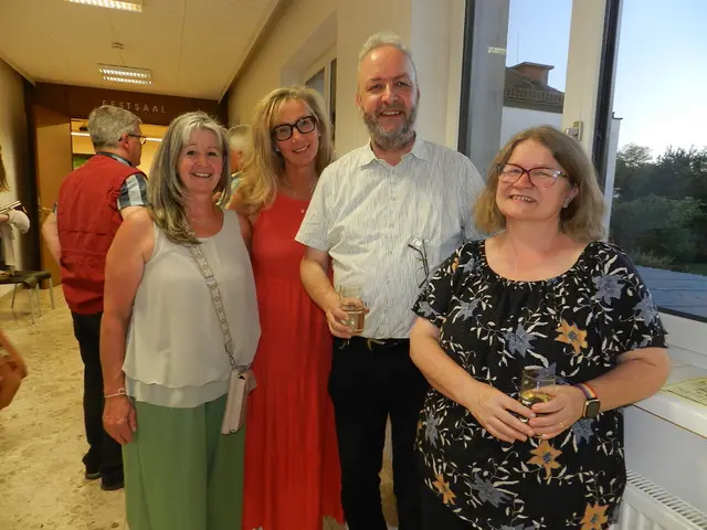 Andrea Müllauer, Maria Stengl, Bürgermeister Johannes Hölzl und Claudia Hölzl hat die Lesung gut gefallen. | Foto: Heribert Punz