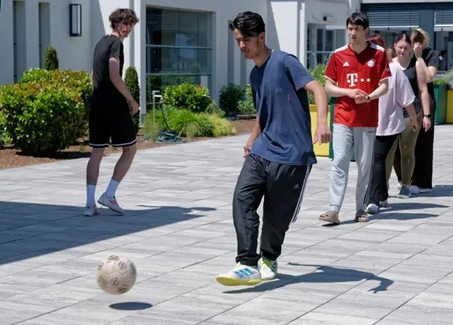 König Fußball darf nicht fehlen.