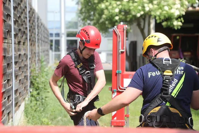 Die Feuerwehr bei der Arbeit. | Foto: FF/Zeiler