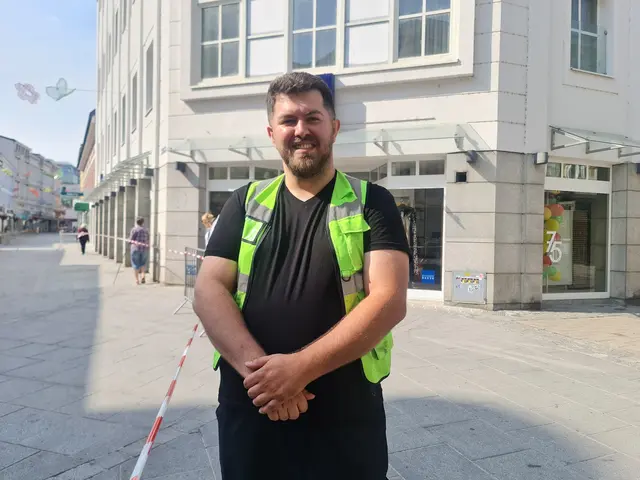 Cio Yilmaz sorgte entlang der Laufstrecke dafür dass Zuschauer die Strecke nicht betreten konnten und die Athletinnen und Athleten ihren Bewerb sicher absolvieren konnten | Foto: Cornelia Strobl 
