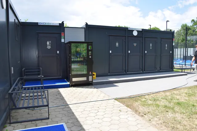 Eine Dusche, sowie sanitäre Anlagen einen  Getränkeautomaten und Sitzgelegenheiten bietet die neue Padel-Tennisanlage | Foto: MeinBezirk/Josef Strohmeier