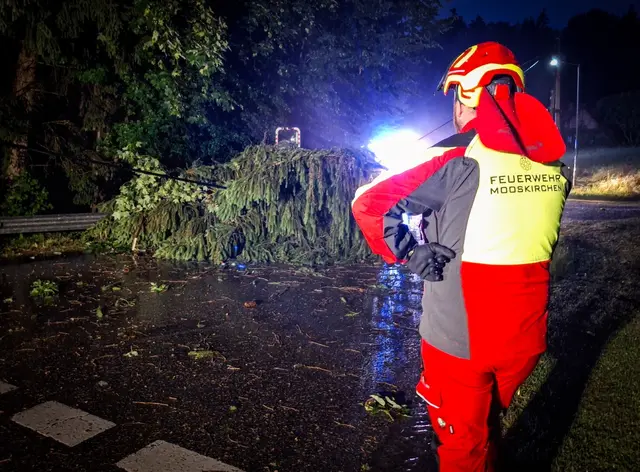 Auch die Fahrbahn musste wieder gereinigt werden. | Foto: FF Mooskirchen