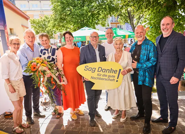 Moderatorin Tanja Krassejimeier, Kultur.Region.Niederösterreich-Geschäftsführer Martin Lammerhuber, Cornelia Hütter aus Engelhartstetten, NachbarschaftsKultur-Geschäftsführerin Doris Maurer, Bürgermeister Markus Mentl-Weigl, Gary Howard, Jazz Gitti, Gary Lux und WETGruppe-Geschäftsführer Michael Kloibmüller beim Tag der Nachbarschaft.  | Foto:  Franz Gleiß