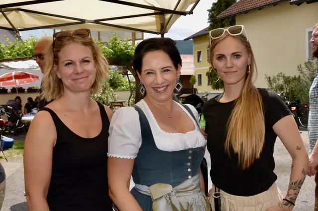 Vorsitzende Gemeinderätin Stefanie Domnanits, Bürgermeisterin von Pitten Waltraud Halmer und Viki Jahrl. | Foto: Elisabeth Peinsipp