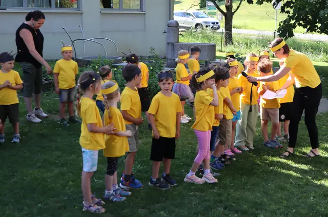 Letzte Instruktion für die ABC-Kinder | Foto: Gerhard Langmann