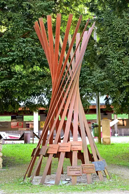 "Ring-Skulptur" (Höhe 370 cm, Durchmesser Boden 200 cm) von Metallgestalter und Kunstschmiedemeister Thomas Hochstädt in Ybbsitz. | Foto: Hans-Peter Kriener