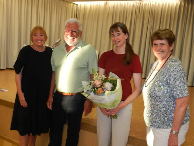 Chris Lohner, Paul Horak, Viktoria Zimmerl-Panagl und Maria Rollenitz – Lohner wurde für ihr Kommen mit Blumen gedankt. | Foto: Heribert Punz