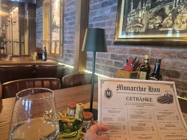 In die kaiserliche Zeit zurückversetzt wird man auch mit den Getränke- und Speisekarten | Foto: Andrea Stelzer