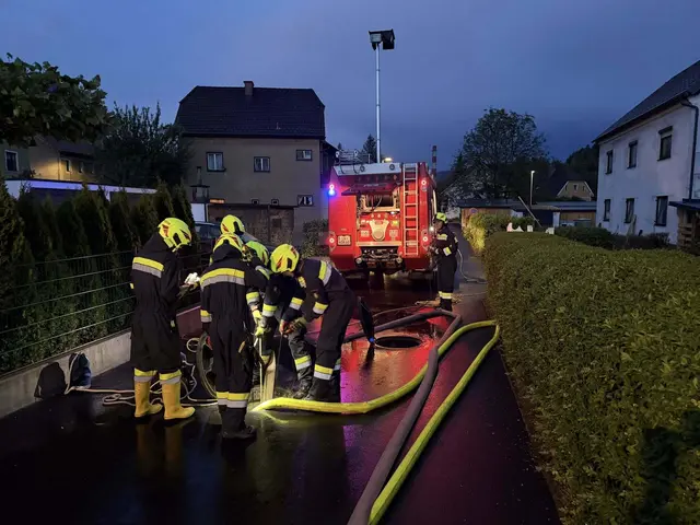 Einsatzkräfte bei Pumparbeiten