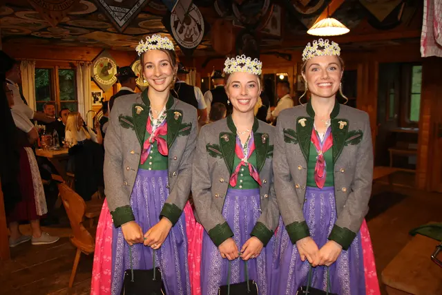 Narzissen-Hoheiten, Mode und gelebte Tradition
