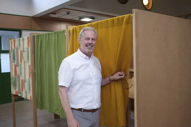 Günther Kautz bei den Wahlkabinen. Er lächelte zuversichtlich. | Foto: Santrucek