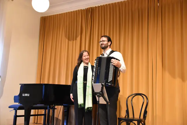 Gabriele Proy und Nikola Djorić am Akkordeon. | Foto: Mirjam Preineder