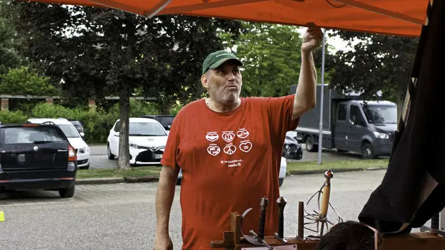 Markus Pree prüft das Dach ob es dem Regen standhält | Foto: Markus Achleitner