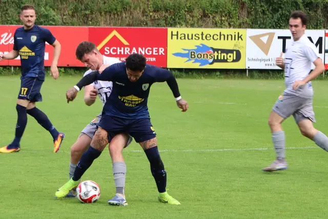 Zweikampf mit intensivem Körperkontakt im Mittelfeld | Foto: Gerhard Langmann