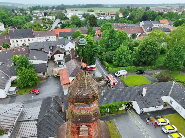 Der Turm wurde durch den Brand beschädigt. | Foto: FF Waidhofen/Thaya