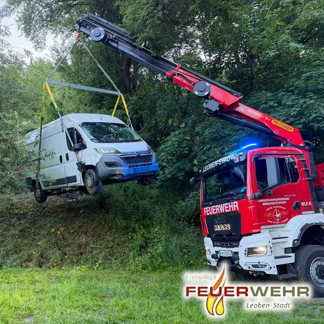 Beschädigtes Fahrzeug wird mit Kran geborgen