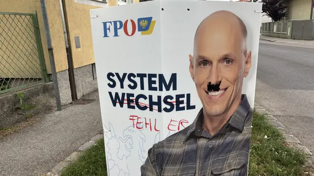 Klassiker: Das Hitler-Bärtchen auf Plakaten von FPÖ-Kandidaten.   | Foto: Santrucek