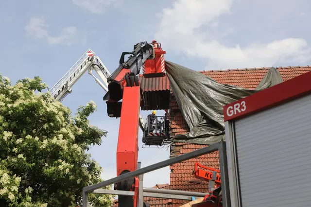Das Dach wurde mit Planen gesichert. | Foto: FF/Zeiler