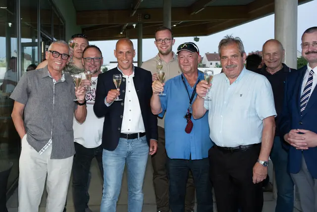 Ein Glaserl Sekt auf den 3. Platz der FPÖ. | Foto: Santrucek