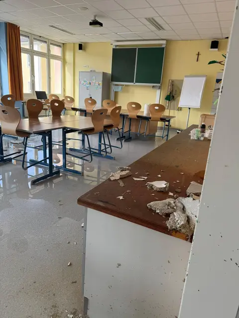 Klassenzimmer unter Wasser wegen Rohrbruch