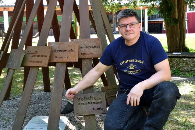 Der Tannhäuser-Schmied Thomas Hochstädt bei der von ihm gestalteten Metallplastik im Dr.-Meyer-Park in Ybbsitz. | Foto: Hans-Peter Kriener