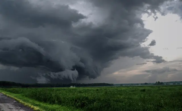 Ab Mittag teils heftige Gewitter mit Sturmböen bis 100 km/h möglich