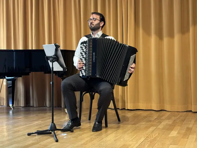 Nikola Djorić am Akkordeon. | Foto: Mirjam Preineder
