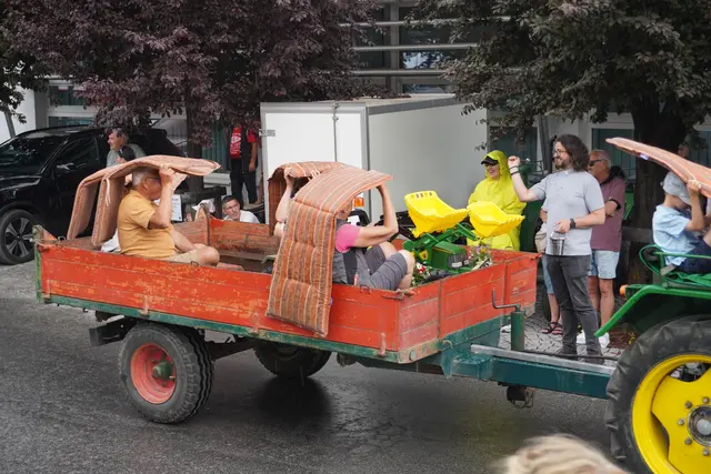 Kurzer Platzregen: Bei der Segnung der Oldtimer samt Anhang bekam Danijel Jurić Unterstützung von oben.