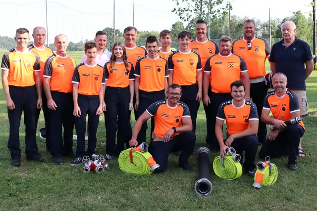 Neue Trainingsleibchen in Orange für die Feuerwehr Rossegg
